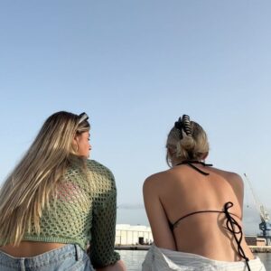 Miriam Martín Instagram - recap de 3 dias muy especiales 🌴🌊🥑💚

1. estuvimos dos horas viendo 🐟
2. lyly sacándome fotitos
3. resulta que vimos muchos gatitos y no sabíamos porque había tantos en esa zona, hasta que…. 
4. 🐈‍⬛ 
5. a las 6:00 am esperando el sol 
6. @lydiafc1 engañando a mia para poder hacerle una foto
7. dando de comer a unos gatitos que nos encontramos de camino al súper 
8. recordando como nos conocimos…
9. no podía faltar el 🌊

te quiero 🫶🏻 @lydiafc1