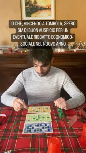 Mirko Mastrocinque Instagram - Ci spero ogni anno ma poi va tutto in schifo.
#tombola #natale