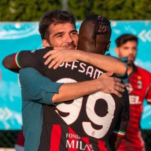 Mirko Mastrocinque Instagram - Da quando mi son fatto male al ginocchio ho passato un periodo particolare. So che mi devo operare (da capire quando) ma, per ora, non mi spaventa.
Quel che ho sentito nell'infortunio è una voglia di smetterla dopo il terzo infortunio alle ginocchia in 9 mesi. Francamente mi divertivo di meno a giocare, avevo il timore che potesse riaccadere, forse era un principio d'allarme lanciato dal fisico.
Fatto sta che in questa Summer Cup ho vestito i panni del mister, sperando di non emulare Giampaolo alla guida del Milan.
Subito intervista con @lasagn.a_ che è brava, bella e fa solo facce strane da screenshottare.
Abbiamo incontrato subito @pierinotv , un vecchio dente avvelenato quando vede rossonero.
La tattica dei cambi, 20 minuti effettivi per tutti e 10 fuori, ha funzionato e verrà riconfermata anche contro la @laziocreatorsofficial .
2-0 per noi, @off_samuell e @nelson_chuk .
Testa alta e giocare a calcio.
#milan @acmilan #YoutuberSummerCup @_fedemarconi_ @youtuberleague
