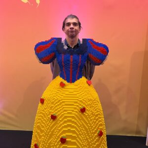 Mirko Mastrocinque Instagram - Sono stato all’evento @disneyitalia “Noi principesse sempre”.
Ti sei divertito? Sì.
Vedi le didascalie e lo capisci

1. Piè lanciami manghi e banane che faccio il record a Fruit Ninja
2. Mirko: “vuole delle solette con le scarpe?”
Piero: “no grazie”.
3. Foto da Tinder della bella addormentata nel bosco
4. Sono orgoglioso che, almeno una volta, non faccio il nano.

#noiprincipessesempre @nirkiopufficiale