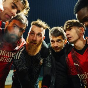 Mirko Mastrocinque Instagram - Qui alla YTL esistono le figure degli allenatori per delle squadre che, fondamentalmente, non si allenano. D'altronde è una competizione di content creators che, di base, tifano o vestono le maglie di squadre reali di calcio, per portarle alla vittoria rappresentandole al meglio nella loro storicità.
E questa idea la si porta in campo, o per lo meno è quel che faccio io.
Allora i barlumi del creator  mi dicono che devo andare ad interpretare quel ruolo, che devo immedesimarmi in esso per farlo bene. Così ho passato più di qualche ora a vedere i video degli avversari, a studiare l'impatto dei cambi in rosa, a tessere i fili comunicativi di un gruppo che si vede solo alle partite. Ho passato tempo a ragionare coi se e coi ma e sono anche sceso a patti con la fortuna nell'indovinare cambi e scelte che, a posteriori, sono sempre risultate così dannatamente giuste o sbagliate.
Alle volte son stato anche pagliaccio perché l'allenatore è un parafulmine, è un alibi, è quello che dà una interpretazione alle partite o estremizza la comunicazione con risultati spesso grotteschi.
È un gioco quello della YTL dove non si vince nulla di importante. Non ti cambia la vita se vinci o se perdi e non la cambia a chi ti vede.
Eppure mi diverte e, come diceva Saba, ho deciso che "Della festa anche io son parte".