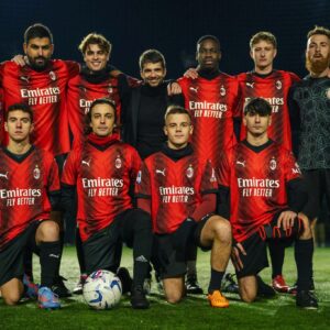 Mirko Mastrocinque Instagram - Qui alla YTL esistono le figure degli allenatori per delle squadre che, fondamentalmente, non si allenano. D'altronde è una competizione di content creators che, di base, tifano o vestono le maglie di squadre reali di calcio, per portarle alla vittoria rappresentandole al meglio nella loro storicità.
E questa idea la si porta in campo, o per lo meno è quel che faccio io.
Allora i barlumi del creator  mi dicono che devo andare ad interpretare quel ruolo, che devo immedesimarmi in esso per farlo bene. Così ho passato più di qualche ora a vedere i video degli avversari, a studiare l'impatto dei cambi in rosa, a tessere i fili comunicativi di un gruppo che si vede solo alle partite. Ho passato tempo a ragionare coi se e coi ma e sono anche sceso a patti con la fortuna nell'indovinare cambi e scelte che, a posteriori, sono sempre risultate così dannatamente giuste o sbagliate.
Alle volte son stato anche pagliaccio perché l'allenatore è un parafulmine, è un alibi, è quello che dà una interpretazione alle partite o estremizza la comunicazione con risultati spesso grotteschi.
È un gioco quello della YTL dove non si vince nulla di importante. Non ti cambia la vita se vinci o se perdi e non la cambia a chi ti vede.
Eppure mi diverte e, come diceva Saba, ho deciso che "Della festa anche io son parte".