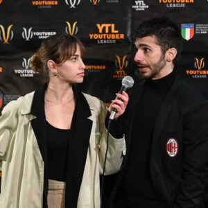 Mirko Mastrocinque Instagram - Non sono un allenatore.
Ma mi diverte troppo vestire quei panni, provare a legare un gruppo in cui ognuno ha le sue idee.
Mi diverte farlo in un contesto in cui metto energie ogni giorno affinché, alla fine, chiunque venga possa preoccuparsi solo di giocare e di divertirsi, come faccio io.
Mi sarebbe piaciuto vincerla, o almeno perderla diversamente. Sarò stato poco bravo nell'unire la squadra visto lo scempio tattico e di intesa che abbiamo portato a Roma, la fiducia è un arma a doppio taglio o un semplice esonero di responsabilità che non posso permettermi se voglio vincere.
In qualsiasi gioco mi capita di ripensare più volte alle mosse sbagliate a fine partita perché penso che, se devo dedicare del tempo a qualcosa, vorrei ricavarne il massimo. Insomma, sono dannatamente competitivo, che sia un pregio o un difetto non sta a me deciderlo.
Il calcio, come altri giochi, ti fa vincere o ti fa imparare una lezione.
Spero di averla assimilata assieme a chi mette il piede in campo.
C'è un derby da giocare il 19 Marzo.
Torniamo a divertirci al Cimiano calcio di Milano, vi aspetto!
#youtuberleague