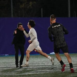 Mirko Mastrocinque Instagram - Non sono un allenatore.
Ma mi diverte troppo vestire quei panni, provare a legare un gruppo in cui ognuno ha le sue idee.
Mi diverte farlo in un contesto in cui metto energie ogni giorno affinché, alla fine, chiunque venga possa preoccuparsi solo di giocare e di divertirsi, come faccio io.
Mi sarebbe piaciuto vincerla, o almeno perderla diversamente. Sarò stato poco bravo nell'unire la squadra visto lo scempio tattico e di intesa che abbiamo portato a Roma, la fiducia è un arma a doppio taglio o un semplice esonero di responsabilità che non posso permettermi se voglio vincere.
In qualsiasi gioco mi capita di ripensare più volte alle mosse sbagliate a fine partita perché penso che, se devo dedicare del tempo a qualcosa, vorrei ricavarne il massimo. Insomma, sono dannatamente competitivo, che sia un pregio o un difetto non sta a me deciderlo.
Il calcio, come altri giochi, ti fa vincere o ti fa imparare una lezione.
Spero di averla assimilata assieme a chi mette il piede in campo.
C'è un derby da giocare il 19 Marzo.
Torniamo a divertirci al Cimiano calcio di Milano, vi aspetto!
#youtuberleague