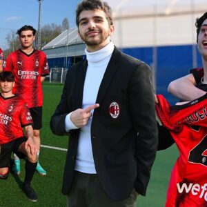 Mirko Mastrocinque Instagram - Il Derby decide, da sempre, gli umori dei tifosi. In famiglia o tra amici e colleghi, un derby si sente, si vive.
Qui alla #youtuberleague il derby lo si sente abbastanza, come in famiglia, poiché rappresentiamo i colori che tifiamo.
In tanti facciamo centinaia di km per giocare la partita, e vincerla o perderla cambia indubbiamente l'umore al ritorno e i DM dei giorni successivi alla partita. Ed è bello così.
Noi del Milan abbiamo vinto perché eravamo avvantaggiati dall'amarezza accumulata dai derby in Serie A. Certo, non sarà mai come vincerlo in campionato ma dire la nostra in un campetto è il massimo che potevamo fare.
Primo round del girone di ritorno vinto (ai punti visto il 5-4), ora bisogna restare concentrati sul secondo.
Carosello:
1- @ilrossopiubellodiinstagraam è venuto al campo dopo aver avuto una colica e ha fatto ballare gli avversari. Inoltre s'è scordato la maglia e ha usato quella di @lozoccoloduro_ a modo suo. Che artista.
2- Io nella mia magnificienza
3- @marcofiladelfia_official esulta nuovamente senza maglia e gli urlo che porta sfiga dopo il precedente con la Juve. Ma stavolta ha avuto ragione lui, chapeau.
4- Io che mi lamento (sul posizionamento nei gol subiti, sul non dialogare col compagno ecc.)
5- @off_samuell che placa @ragnar.gk preoccupato dalla solidità difensiva.
6- Off che viene a supportare la squadra ricordando che, smaltito l'infortunio, sarà in campo a dominare come sempre.
7-8 Un gesto che cerco sempre a fine partita, è doveroso, specie con @davh93. Ne ho una anche della scorsa partita ma, avendo perso, lo sguardo non è proprio come questo va 🤣