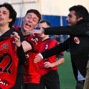 Mirko Mastrocinque Instagram - Il Derby decide, da sempre, gli umori dei tifosi. In famiglia o tra amici e colleghi, un derby si sente, si vive.
Qui alla #youtuberleague il derby lo si sente abbastanza, come in famiglia, poiché rappresentiamo i colori che tifiamo.
In tanti facciamo centinaia di km per giocare la partita, e vincerla o perderla cambia indubbiamente l'umore al ritorno e i DM dei giorni successivi alla partita. Ed è bello così.
Noi del Milan abbiamo vinto perché eravamo avvantaggiati dall'amarezza accumulata dai derby in Serie A. Certo, non sarà mai come vincerlo in campionato ma dire la nostra in un campetto è il massimo che potevamo fare.
Primo round del girone di ritorno vinto (ai punti visto il 5-4), ora bisogna restare concentrati sul secondo.
Carosello:
1- @ilrossopiubellodiinstagraam è venuto al campo dopo aver avuto una colica e ha fatto ballare gli avversari. Inoltre s'è scordato la maglia e ha usato quella di @lozoccoloduro_ a modo suo. Che artista.
2- Io nella mia magnificienza
3- @marcofiladelfia_official esulta nuovamente senza maglia e gli urlo che porta sfiga dopo il precedente con la Juve. Ma stavolta ha avuto ragione lui, chapeau.
4- Io che mi lamento (sul posizionamento nei gol subiti, sul non dialogare col compagno ecc.)
5- @off_samuell che placa @ragnar.gk preoccupato dalla solidità difensiva.
6- Off che viene a supportare la squadra ricordando che, smaltito l'infortunio, sarà in campo a dominare come sempre.
7-8 Un gesto che cerco sempre a fine partita, è doveroso, specie con @davh93. Ne ho una anche della scorsa partita ma, avendo perso, lo sguardo non è proprio come questo va 🤣