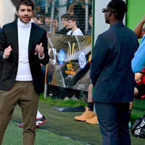 Mirko Mastrocinque Instagram - Il Derby decide, da sempre, gli umori dei tifosi. In famiglia o tra amici e colleghi, un derby si sente, si vive.
Qui alla #youtuberleague il derby lo si sente abbastanza, come in famiglia, poiché rappresentiamo i colori che tifiamo.
In tanti facciamo centinaia di km per giocare la partita, e vincerla o perderla cambia indubbiamente l'umore al ritorno e i DM dei giorni successivi alla partita. Ed è bello così.
Noi del Milan abbiamo vinto perché eravamo avvantaggiati dall'amarezza accumulata dai derby in Serie A. Certo, non sarà mai come vincerlo in campionato ma dire la nostra in un campetto è il massimo che potevamo fare.
Primo round del girone di ritorno vinto (ai punti visto il 5-4), ora bisogna restare concentrati sul secondo.
Carosello:
1- @ilrossopiubellodiinstagraam è venuto al campo dopo aver avuto una colica e ha fatto ballare gli avversari. Inoltre s'è scordato la maglia e ha usato quella di @lozoccoloduro_ a modo suo. Che artista.
2- Io nella mia magnificienza
3- @marcofiladelfia_official esulta nuovamente senza maglia e gli urlo che porta sfiga dopo il precedente con la Juve. Ma stavolta ha avuto ragione lui, chapeau.
4- Io che mi lamento (sul posizionamento nei gol subiti, sul non dialogare col compagno ecc.)
5- @off_samuell che placa @ragnar.gk preoccupato dalla solidità difensiva.
6- Off che viene a supportare la squadra ricordando che, smaltito l'infortunio, sarà in campo a dominare come sempre.
7-8 Un gesto che cerco sempre a fine partita, è doveroso, specie con @davh93. Ne ho una anche della scorsa partita ma, avendo perso, lo sguardo non è proprio come questo va 🤣