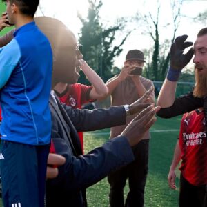 Mirko Mastrocinque Instagram - Il Derby decide, da sempre, gli umori dei tifosi. In famiglia o tra amici e colleghi, un derby si sente, si vive.
Qui alla #youtuberleague il derby lo si sente abbastanza, come in famiglia, poiché rappresentiamo i colori che tifiamo.
In tanti facciamo centinaia di km per giocare la partita, e vincerla o perderla cambia indubbiamente l'umore al ritorno e i DM dei giorni successivi alla partita. Ed è bello così.
Noi del Milan abbiamo vinto perché eravamo avvantaggiati dall'amarezza accumulata dai derby in Serie A. Certo, non sarà mai come vincerlo in campionato ma dire la nostra in un campetto è il massimo che potevamo fare.
Primo round del girone di ritorno vinto (ai punti visto il 5-4), ora bisogna restare concentrati sul secondo.
Carosello:
1- @ilrossopiubellodiinstagraam è venuto al campo dopo aver avuto una colica e ha fatto ballare gli avversari. Inoltre s'è scordato la maglia e ha usato quella di @lozoccoloduro_ a modo suo. Che artista.
2- Io nella mia magnificienza
3- @marcofiladelfia_official esulta nuovamente senza maglia e gli urlo che porta sfiga dopo il precedente con la Juve. Ma stavolta ha avuto ragione lui, chapeau.
4- Io che mi lamento (sul posizionamento nei gol subiti, sul non dialogare col compagno ecc.)
5- @off_samuell che placa @ragnar.gk preoccupato dalla solidità difensiva.
6- Off che viene a supportare la squadra ricordando che, smaltito l'infortunio, sarà in campo a dominare come sempre.
7-8 Un gesto che cerco sempre a fine partita, è doveroso, specie con @davh93. Ne ho una anche della scorsa partita ma, avendo perso, lo sguardo non è proprio come questo va 🤣