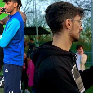 Mirko Mastrocinque Instagram - Il Derby decide, da sempre, gli umori dei tifosi. In famiglia o tra amici e colleghi, un derby si sente, si vive.
Qui alla #youtuberleague il derby lo si sente abbastanza, come in famiglia, poiché rappresentiamo i colori che tifiamo.
In tanti facciamo centinaia di km per giocare la partita, e vincerla o perderla cambia indubbiamente l'umore al ritorno e i DM dei giorni successivi alla partita. Ed è bello così.
Noi del Milan abbiamo vinto perché eravamo avvantaggiati dall'amarezza accumulata dai derby in Serie A. Certo, non sarà mai come vincerlo in campionato ma dire la nostra in un campetto è il massimo che potevamo fare.
Primo round del girone di ritorno vinto (ai punti visto il 5-4), ora bisogna restare concentrati sul secondo.
Carosello:
1- @ilrossopiubellodiinstagraam è venuto al campo dopo aver avuto una colica e ha fatto ballare gli avversari. Inoltre s'è scordato la maglia e ha usato quella di @lozoccoloduro_ a modo suo. Che artista.
2- Io nella mia magnificienza
3- @marcofiladelfia_official esulta nuovamente senza maglia e gli urlo che porta sfiga dopo il precedente con la Juve. Ma stavolta ha avuto ragione lui, chapeau.
4- Io che mi lamento (sul posizionamento nei gol subiti, sul non dialogare col compagno ecc.)
5- @off_samuell che placa @ragnar.gk preoccupato dalla solidità difensiva.
6- Off che viene a supportare la squadra ricordando che, smaltito l'infortunio, sarà in campo a dominare come sempre.
7-8 Un gesto che cerco sempre a fine partita, è doveroso, specie con @davh93. Ne ho una anche della scorsa partita ma, avendo perso, lo sguardo non è proprio come questo va 🤣