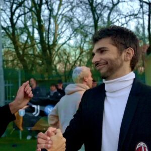 Mirko Mastrocinque Instagram - Il Derby decide, da sempre, gli umori dei tifosi. In famiglia o tra amici e colleghi, un derby si sente, si vive.
Qui alla #youtuberleague il derby lo si sente abbastanza, come in famiglia, poiché rappresentiamo i colori che tifiamo.
In tanti facciamo centinaia di km per giocare la partita, e vincerla o perderla cambia indubbiamente l'umore al ritorno e i DM dei giorni successivi alla partita. Ed è bello così.
Noi del Milan abbiamo vinto perché eravamo avvantaggiati dall'amarezza accumulata dai derby in Serie A. Certo, non sarà mai come vincerlo in campionato ma dire la nostra in un campetto è il massimo che potevamo fare.
Primo round del girone di ritorno vinto (ai punti visto il 5-4), ora bisogna restare concentrati sul secondo.
Carosello:
1- @ilrossopiubellodiinstagraam è venuto al campo dopo aver avuto una colica e ha fatto ballare gli avversari. Inoltre s'è scordato la maglia e ha usato quella di @lozoccoloduro_ a modo suo. Che artista.
2- Io nella mia magnificienza
3- @marcofiladelfia_official esulta nuovamente senza maglia e gli urlo che porta sfiga dopo il precedente con la Juve. Ma stavolta ha avuto ragione lui, chapeau.
4- Io che mi lamento (sul posizionamento nei gol subiti, sul non dialogare col compagno ecc.)
5- @off_samuell che placa @ragnar.gk preoccupato dalla solidità difensiva.
6- Off che viene a supportare la squadra ricordando che, smaltito l'infortunio, sarà in campo a dominare come sempre.
7-8 Un gesto che cerco sempre a fine partita, è doveroso, specie con @davh93. Ne ho una anche della scorsa partita ma, avendo perso, lo sguardo non è proprio come questo va 🤣