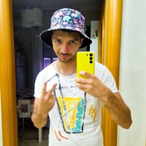 Mirko Mastrocinque Instagram - Son sempre stato una testa calda. Un tipo vispo, poco riflessivo sulle conseguenze. Uno che dovevi tener d'occhio perché non ti saresti sicuramente meravigliato se avesse fatto un danno.
Eppure, da quando ti affianco in questo progetto del mondo @youtuberleague faccio il grillo parlante, il politico, il punching ball nelle situazioni tese, il risolutore.
Sin da subito mi sono sentito responsabile di ciò che accadeva, nella tempesta mi sono sentito a metà tra il burattino e il burattinaio,tra chi decide e chi esegue.
Al termine di questa partita hai perso la bussola, sei stato in balìa delle emozioni, è normale per chi costruisce qualcosa con l'obiettivo, tra i tanti, di uscirne anche vincitore nonostante, spesso, i doveri da organizzatore ti penalizzino più del dovuto nell'applicazione di regole effettive o morali. Mi son beccato i tuoi vaffa per non farti commettere errori che avresti pagato, le fantomatiche conseguenze a cui io non pensavo mai. Cose che hai capito dopo, ovviamente.
Supportare è questo, mettere davanti a tutto il bene altrui prima dei rapporti personali e lavorativi.
Supportare è un atto dovuto se l'obiettivo è fare bene e so quanto questo obiettivo sia condiviso tra noi.
E anche se la tua maglia è un po' slabbrata e sei stato ripreso da un telefono di scarso valore, non mollare mai.
#NeverGiveUp #FedericoMarconi #YoutuberSummerCup

Nella seconda foto io in vacanza, bello come il sole.
Sì ma alle 22.00