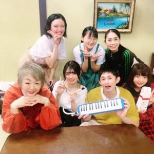 Misa Kubota Instagram - .
.
.

遅くなりましたが.
舞台『ぼくのはははははのはは』
ありがとうございました。

写真全部あげれてないので
少しだけあげときます！！！

私にしては珍しくみんなと
写真撮りました。
舞台セットが本当に好きで。

非現実的な話よりもやっぱりリアルな人間の話が好きだと
改めて思いました。

稽古時間もすごーく長くって
こんなに沢山の舞台に出演してるのに
がっつりお芝居に向き合ったのは
久しぶりでした。

いい意味でいつも自分の役と
向き合うだけで良かった現場から
初めましての現場に来て全体を
見る事の大切さを教えて下さったようにも思います！

またどこかで一緒にお芝居が
出来ますように。

ありがとうございました！

あぁ。温泉行きたいなぁ。

篠崎咲花役　窪田美沙

.
.
.