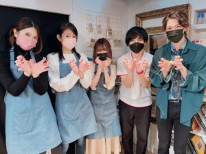 Misa Kubota Instagram - .
.
.
舞台"いつ殺した？"

無事に千秋楽迎える事が
出来ました！
ありがとうございます。

皆さんの応援のおかげで、
千秋楽まで無事に終える事
が出来たと思っております。

検温やマスクしながらの観劇等
ご協力誠に有難う御座いました。

今思うと内容はとっても不幸な内容
ではあったのですが…
普段は皆さん和気藹々としてて
凄く素敵な座組みだったなとゆう風に思います。

私自身も、周りの皆さんに沢山
助けられていたなぁと
思いますし、何より観に来て
下さった皆様の感想が暖かく
幸せでした。

本当にありがとうございます。

春海のその後を思うと
凄く悲しいですが…
ちょっとしたことできっと
人生は変わっていくもの
なんだなとゆう風に思います。

個人としては、このように
ただただ堕ちていく女の子を
演じたことが無かったので
新鮮な気持ちでした。

今後ともお芝居は続けて
参りますので、
応援の程宜しくお願い致します！

※写真は私がみんなで撮る
タイミングで携帯が
無かったので撮って
くださった方のみですみません。

劇中の色々なシチュエーション
再現して撮らせて頂きました♪

取り急ぎにはなりますが…
携わって下さったスタッフの皆様、
キャストの皆様、
そしてご観劇下さった皆様。

本当にありがとうございました！！！

間崎春海役　窪田美沙