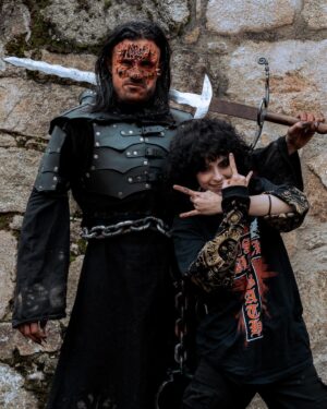 Míster Jägger Instagram - LLEGÓ EL BICHITO DEL METAL

Qué gustazo es rodar con un equipazo como el de @dhcfilms 🤌🏼
Y sombrerito quitao por el currazo de @bealienqueen haciéndome un arreglo en la mi dulce carita sí… dulce, dulce…
Qué rico cuando la comunidad se arrejunta en la hoguera para hacer una dansa audiovisual. Bravito @alechernandez por el proyectazo que te pasaste el rodaje entero levitando, ya me enseñarás ⚡️🦑⚡️