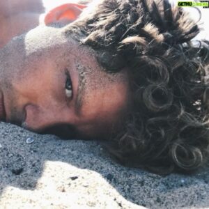 Mitch Hewer Instagram - Sandy toes, sunkissed nose. Sandy hair, but I don’t care ❤️ Summer baby. Forever a Water boy💧 
#happiness #beach #curlyhair #vibes