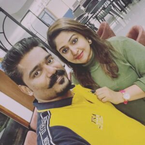 Mithra Kurian Instagram - Sometimes i look at my husband and think... Damn he is a lucky man😉🤨🤫😜😜😜😜
@williamfrancisofficial
#husbandandwife #dinner #lotsoflove #jokes #viral #trendylook