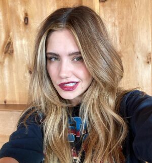 Mitsou Jung Instagram - geht wieder los & ich hab jetzt mal einen anderen look im revier 🎸💋
