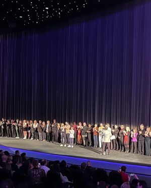 Mitsou Jung Instagram - Kinostart 🪩 Girl You Know it‘s True 🪩 
I loved vibing with you guys 🪩🎥 G O watch this G E M

@elanbenali 
@tijan.njie 
@matthiasschweighoefer 
@belladayne 
@simonverhoeven_official 
@tijanmarei 
@josh.kantara 
@benfelipe 
@wiedemann_und_berg 
@tolkiencasting
@agenturhahlweg