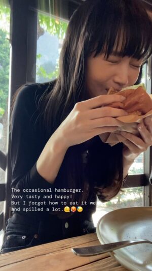 Miyu Hayashida Instagram - After shooting📸🍔🥑
#iphonecamera