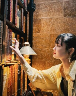 Miyu Yoshimoto Instagram - 🧙

@wbtourtokyo へ🪄

自分が載ってる写真しか載せてませんが
他の展示物等は実際に見てほしいので
載せません！！🧹

#ハリーポッター の世界観に
どっぷり浸かれて
映画制作の裏側も体感できる
高揚感が増してく一方な
時間でした✨

魔法の体験も出来たり
展示物も豊富すぎて
ハリポタの全てが詰まった
最高の場所で
何度も行きたいし
また1から映画観直したい！って
なってます☺️

#ハリーポッター 、
#ファンタスティックビースト 
が好きな人はぜひ！！！！

#harrypotter 
#fantasticbeasts 

あ。。。
ドビーに似てるって
言われました🤭