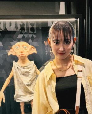 Miyu Yoshimoto Instagram - 🧙

@wbtourtokyo へ🪄

自分が載ってる写真しか載せてませんが
他の展示物等は実際に見てほしいので
載せません！！🧹

#ハリーポッター の世界観に
どっぷり浸かれて
映画制作の裏側も体感できる
高揚感が増してく一方な
時間でした✨

魔法の体験も出来たり
展示物も豊富すぎて
ハリポタの全てが詰まった
最高の場所で
何度も行きたいし
また1から映画観直したい！って
なってます☺️

#ハリーポッター 、
#ファンタスティックビースト 
が好きな人はぜひ！！！！

#harrypotter 
#fantasticbeasts 

あ。。。
ドビーに似てるって
言われました🤭