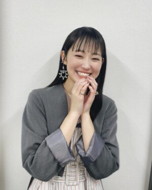 Miyu Yoshimoto Instagram - 🕊️

#北九州市平和のまちミュージアム での
完成発表の時の💄👗

ヘアメイクはいつもお世話になってる
@emioji 💇‍♀️

衣装もいつもお世話になってる
@we_are_h_herewego 👠

春っぽいコーデ。
いつもはあまり着ない色味だったけど
可能性を広げてもらった🌱
ピンク×グレーって最高の組み合わせよな☺️

👗dress : @seivson 
🧥jacket : @amerivintage 
👠shoes : @yelloshoes_official 
👂ear cuff : (right) @abiste_official 
 (left) @jiye_shin_official 
💍ring : @abiste_official