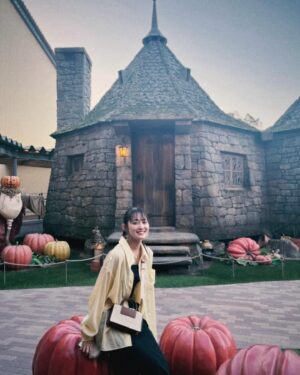 Miyu Yoshimoto Instagram - 🧙

@wbtourtokyo へ🪄

自分が載ってる写真しか載せてませんが
他の展示物等は実際に見てほしいので
載せません！！🧹

#ハリーポッター の世界観に
どっぷり浸かれて
映画制作の裏側も体感できる
高揚感が増してく一方な
時間でした✨

魔法の体験も出来たり
展示物も豊富すぎて
ハリポタの全てが詰まった
最高の場所で
何度も行きたいし
また1から映画観直したい！って
なってます☺️

#ハリーポッター 、
#ファンタスティックビースト 
が好きな人はぜひ！！！！

#harrypotter 
#fantasticbeasts 

あ。。。
ドビーに似てるって
言われました🤭