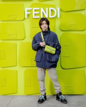 Mizuki Itagaki Instagram - ⁡
FENDIの伝説的アイコンバッグ
「バゲット」の誕生25周年を記念して
原宿で開催されているポップアップに参加してきました👍
⁡
歴代のバゲットがいろんな表情に変化していく様子が、
一人のバックボーンを追ってるようだった。
⁡
#fendi
#FendiBaguette
⁡
@fendi
@mrkimjones
@silviaventurinifendi
@delfinadelettrez