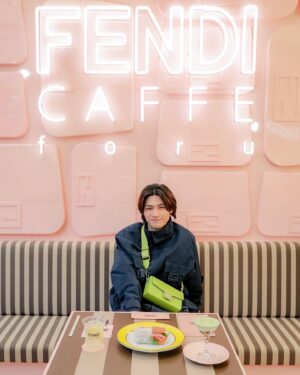 Mizuki Itagaki Instagram - ⁡
FENDIの伝説的アイコンバッグ
「バゲット」の誕生25周年を記念して
原宿で開催されているポップアップに参加してきました👍
⁡
歴代のバゲットがいろんな表情に変化していく様子が、
一人のバックボーンを追ってるようだった。
⁡
#fendi
#FendiBaguette
⁡
@fendi
@mrkimjones
@silviaventurinifendi
@delfinadelettrez