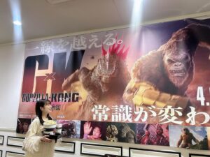 Mizuta Shiori Instagram - 映画館で見つけて思わず撮っちゃいました🦍🐒

どっちも楽しみすぎる🥺🥺🥺