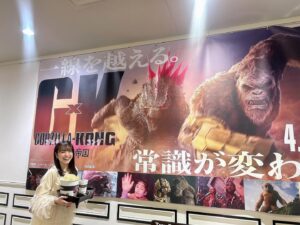 Mizuta Shiori Instagram - 映画館で見つけて思わず撮っちゃいました🦍🐒

どっちも楽しみすぎる🥺🥺🥺