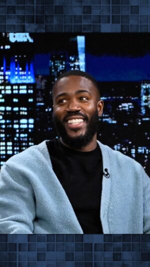 Mo Gilligan Instagram - @mothecomedian’s friend told @champagnepapi he had food on his teeth 🤣 #FallonTonight