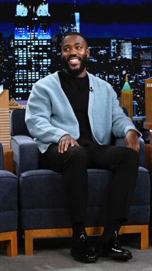 Mo Gilligan Instagram - Smiling for absolutely no reason since I got the new joints installed😁 @fallontonight