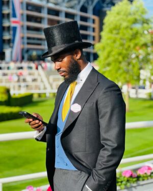 Mo Gilligan Instagram - Dressed Smart Like A London Bloke Before He Speak His Suit Bespoke.

Ascot 24’ 🎩🐎