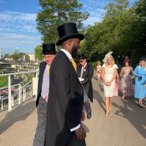 Mo Gilligan Instagram - Dressed Smart Like A London Bloke Before He Speak His Suit Bespoke.

Ascot 24’ 🎩🐎
