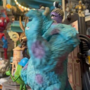Mocomichi Hayami Instagram - MONSTERS INC🚪
家に遊びに来ました

#disney
#pixar
#monstersinc 
#ironstudios 
#figure
#actionfigures 
#statues 
#statue
#collection
#collector 
#マイクワゾウスキ 
#サリー
#ブー
#ランドール