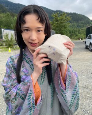Moeka Hoshi Instagram - My last day of shooting.

Hugging with Fred while crying.
Bowing to Justin while crying.
Talking with Cosmo while crying.
I'm a crybaby as you know😂.

☆Lovely hair&make up team of Fuji.

☆The strong ladies who cared about me and cheered me up all the time.

見返すと色々もらいすぎてますな。物も、物以外も！！！

ネタバレになるので詳細載せられないのですが、
按針様と藤のラストシーンの撮影場所は、原作者ジェームズクラベルさんととても所縁のある場所だそうです。
びっくりしました。
撮影地はブリティッシュコロンビアでなくてはならなかったな、と思ったお話でした。

#shōgunfx