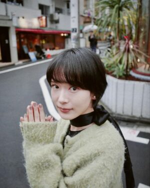 Moeka Hoshi Instagram - 両手を合わせるこのポーズは何？
よくやってるけど…

とてもとてもthank you
📸 @meg_omori