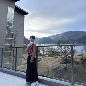 Moeka Hoshi Instagram - 大学の友人に引っ張り出してもらった年始

写真撮るときにぬいぐるみがいると楽しくなるよ、と貸し出された太宰府限定エビフライのしっぽちゃん

持つべきものは友〜

なんか全部どこかシュール
キメキメを載せるのが恥ずかしくなってきた年頃
グェげ