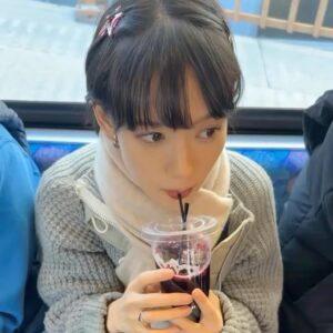 Moeka Hoshi Instagram - 大学の友人に引っ張り出してもらった年始

写真撮るときにぬいぐるみがいると楽しくなるよ、と貸し出された太宰府限定エビフライのしっぽちゃん

持つべきものは友〜

なんか全部どこかシュール
キメキメを載せるのが恥ずかしくなってきた年頃
グェげ