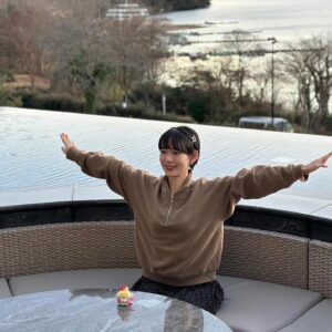 Moeka Hoshi Instagram - 大学の友人に引っ張り出してもらった年始

写真撮るときにぬいぐるみがいると楽しくなるよ、と貸し出された太宰府限定エビフライのしっぽちゃん

持つべきものは友〜

なんか全部どこかシュール
キメキメを載せるのが恥ずかしくなってきた年頃
グェげ