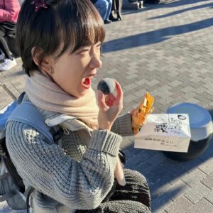 Moeka Hoshi Instagram - 大学の友人に引っ張り出してもらった年始

写真撮るときにぬいぐるみがいると楽しくなるよ、と貸し出された太宰府限定エビフライのしっぽちゃん

持つべきものは友〜

なんか全部どこかシュール
キメキメを載せるのが恥ずかしくなってきた年頃
グェげ