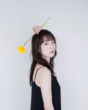 Moeka Hoshi Instagram - つい過去を振り返ってしまいがちだとしても、
今が1番良いんだと言い聞かせてしまっても、
あなたは大丈夫という言葉を信じられなくても、
すごく努力してきた、努力したよ、
疲れたって言ってもいいよなあ

安心して休める場所がみんな必要なんだよ、羽休め、
そうやって休み休みじゃないと生きていかれんやろ。
誰がその声を掬うのだろうか。