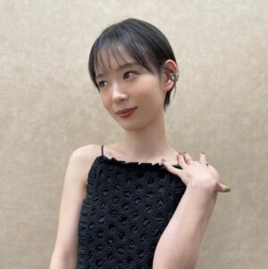 Moeka Hoshi Instagram - 🎬『MY (K)NIGHT』
公開前夜祭ありがとうございました🌟

本日より公開しています！ぜひ映画館へ！

・dress  GANNI (@ganni )
・ear cuff  SHUN OKUBO(@shun_okubo) × HATRA(@hatroid )
・ring  SHUN OKUBO(@shun_okubo )

Stylist @takayama_eri 🤍
Hair&make @akiyamahitomi09 🤍

ポージング下手すぎないか問題発生中