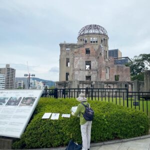 Moeka Hoshi Instagram - 広島、とってもよかった、

私は修学旅行で広島も長崎も通ってこなかったのだけど、ずっと行きたくて、やっと。

原爆ドーム前で、
核兵器禁止条約に日本も参加するべきだと訴え、署名を集めていたおばあさまがいました。

噂に聞いていた通り、広島、外国からの観光客が本当に多くて、
私、訳せるかな…と思ったのも杞憂、おばあさまはスラスラと綺麗な英語を話して、外国の方の署名を集め、お礼に小さな折り鶴をプレゼントされていました。

資料館はもちろん、周辺では、
世界に訴えてるのだな、ということを常に感じました。

ドーム側から見た、対岸の鮮やかな緑が印象的でした。
もう草木は育たないと思われたその地に芽吹く生命の強さ、
言葉に出来ないほど眩しかったー。

もう少しだけ、感じたことをnoteに書きたいと思っています。

もちろん牡蠣も食べたし、ビール好きの皆さんにはビールスタンド重富さんを激しくおすすめします。