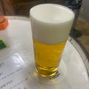 Moeka Hoshi Instagram - 広島、とってもよかった、

私は修学旅行で広島も長崎も通ってこなかったのだけど、ずっと行きたくて、やっと。

原爆ドーム前で、
核兵器禁止条約に日本も参加するべきだと訴え、署名を集めていたおばあさまがいました。

噂に聞いていた通り、広島、外国からの観光客が本当に多くて、
私、訳せるかな…と思ったのも杞憂、おばあさまはスラスラと綺麗な英語を話して、外国の方の署名を集め、お礼に小さな折り鶴をプレゼントされていました。

資料館はもちろん、周辺では、
世界に訴えてるのだな、ということを常に感じました。

ドーム側から見た、対岸の鮮やかな緑が印象的でした。
もう草木は育たないと思われたその地に芽吹く生命の強さ、
言葉に出来ないほど眩しかったー。

もう少しだけ、感じたことをnoteに書きたいと思っています。

もちろん牡蠣も食べたし、ビール好きの皆さんにはビールスタンド重富さんを激しくおすすめします。