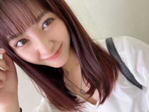 Moeka Ukawa Instagram - ♡
先日( @answer_beautysalon )さんにてメンテナンスへ🌙*ﾟ
‎
夏なのでバッサリカットしてカラーはワインレッド！！すごくお気に入り‪🫶🏻️💞
・
そして @answer_beautysalon さんからでたシャンプートリートメント、！！めちゃくちゃ使い心地よくてツルツル保てそう🫰🏻

ありがとうございました‪👍🏻 ́-‬