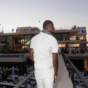 Mohamed Bamba Instagram - Rock that all white when I’m feeling godly 🧖🏿‍♂️✨🤌🏾

s/o to @michaelrubin for putting together such a great event, appreciate you brody🤞🏿