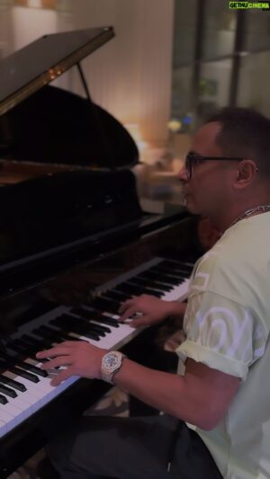 Mohamed Nagaty Instagram - 🎵🎵

@palazzoversacedubai 
@montherdarwish
