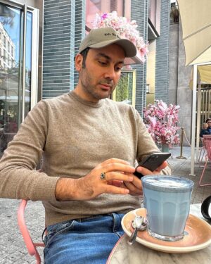 Mohammad Khademi Instagram - آدمها فکر می کنند اگر یک بار دیگر متولد شوند، جور دیگری زندگی 
می کنند، شاد و خوشبخت و کم اشتباه خواهند بود.
فکر می کنند می توانند همه چیز را از نو بسازند، محکم و بی نقص!
اما حقیقت ندارد..
اگر ما جسارت طور دیگری زندگی
کردن را داشتیم،
اگر قدرت تغییر کردن را داشتیم، 
اگر آدمِ ساختن بودیم،
از همین جای زندگیمان به بعد را 
مى ساختيم...

ارادت❤️

---------------

@dr.khademi